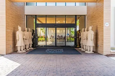 a group of man statues in front of a building at Magic Getaway 4 En-suites, BBQ & Near Parks in Orlando