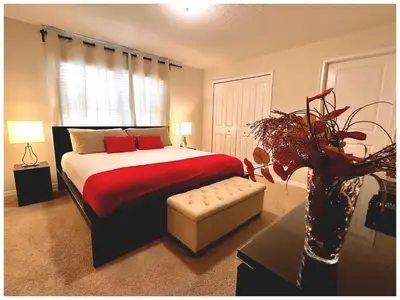 a bedroom with a bed and a vase with a plant at Casa 4 Quartos c/ Piscina Privativa – Storey Lake in Kissimmee