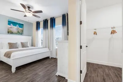 a bedroom with a bed and a ceiling fan at Caribbean Dreamin - Vibrant Margaritaville Resort in Orlando