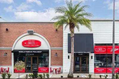 a store front with a palm tree in front of it at Shake Shack - Heated Pool-NO Fee & Hot Tub in Orlando
