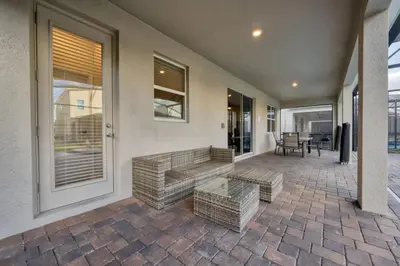 a living room with a couch and a table at Casa9 quartos p/ família+Temas c/ piscina in Kissimmee