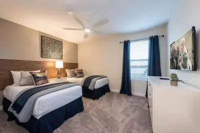 a bedroom with two beds and a ceiling fan at Refúgio de Luxo 6 quartos c/ piscina aquecida in Kissimmee