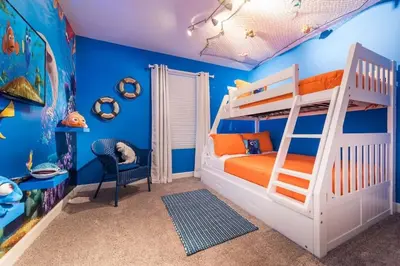 a bedroom with blue walls and a white bunk bed at Refúgio de Luxo 6 quartos c/ piscina aquecida in Kissimmee