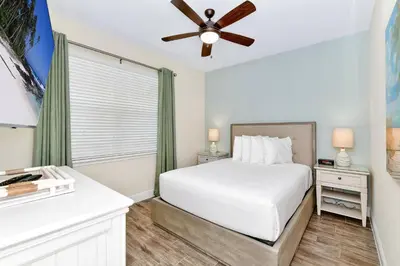 a bedroom with a bed and a ceiling fan at Paradise Breeze Cottage By Shine Villas Margaritaville Resort Orlando in Orlando