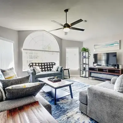 3BD Townhome with Pool 12mi to Disney and Universal