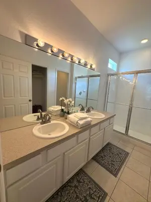 a bathroom with two sinks and a large mirror at The Windsor Hideaway in Orlando
