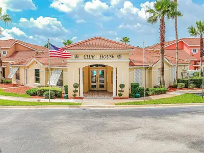 a city house with an american flag in front of it at Casa térrea c/ piscina e 2 suítes, sem carpete in Kissimmee