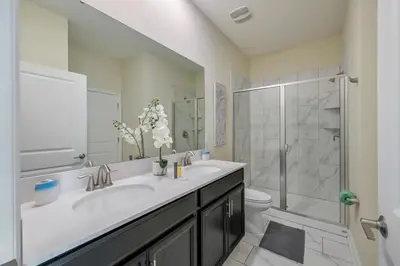 a bathroom with a sink and a shower at villa 9 quartos com temas, pertinho da Disney! in Kissimmee