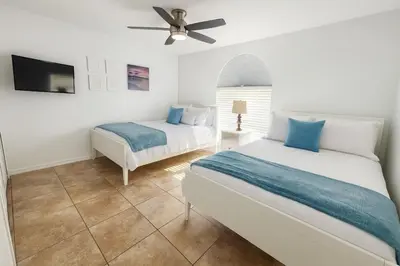 a bedroom with two beds and a ceiling fan at Villa Central com Piscina perto da Disney in Kissimmee