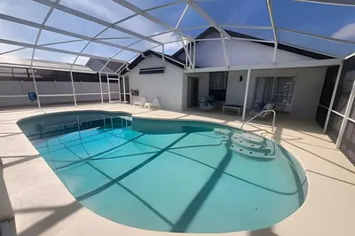 an overhead view of a swimming pool with a roof at Villa Central com Piscina perto da Disney in Kissimmee