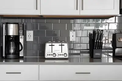 a toaster sitting on top of a kitchen counter at Magia 4Q c/ Piscina e Quartos Temáticos Disney in Kissimmee