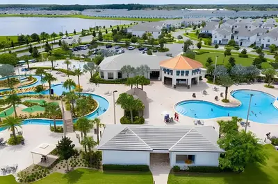 an aerial view of the pool at the resort at Magia 4Q c/ Piscina e Quartos Temáticos Disney in Kissimmee