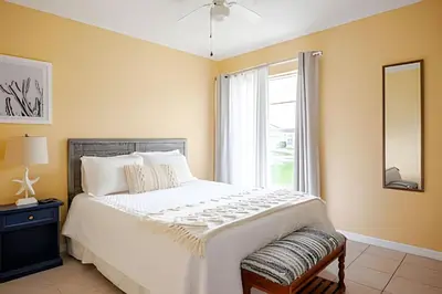 a bedroom with a large bed and a window at Excelente Refúgio em Indian Wells c/ Piscina Priv! in Kissimmee
