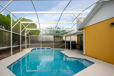 an indoor swimming pool with a glass roof at Excelente Refúgio em Indian Wells c/ Piscina Priv! in Kissimmee