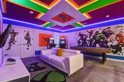 a living room with a purple couch and a rainbow ceiling at Mansão 9 Quartos com Cinema, Piscina e SPA in Kissimmee