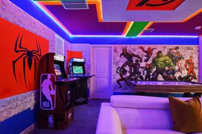 a room with a video game room with a pool table at Mansão 9 Quartos com Cinema, Piscina e SPA in Kissimmee