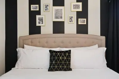 a bedroom with a bed with black and white walls at Mansão 9 Quartos com Cinema, Piscina e SPA in Kissimmee