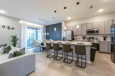 an open kitchen and living room with a couch at 6Q Cinema, Game Room e Spa Privado - 18 hóspedes in Orlando