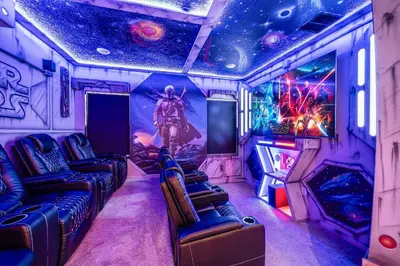 a room with a movie theater with a star wars mural at 6Q Cinema, Game Room e Spa Privado - 18 hóspedes in Orlando
