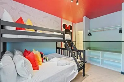 a kids room with a bunk bed and a ladder at Casa Luxo 5 Suítes | Perto da Epic Universe in Orlando