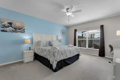 a bedroom with a bed and a ceiling fan at Casa Vista Lago c/ Piscina Privada – Próx. Disney in Kissimmee