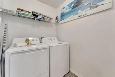 a white laundry room with a washer and dryer at Casa Vista Lago c/ Piscina Privada – Próx. Disney in Kissimmee