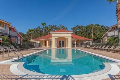 a large swimming pool in front of a house at Casa 3 Quartos no Lake Berkley Resort in Kissimmee