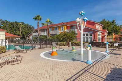 a playground with a water fountain in a courtyard at Casa 3 Quartos no Lake Berkley Resort in Kissimmee