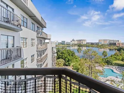 an apartment balcony with a view of a river at Apartamento Aconchegante no Enclave Suites in Orlando