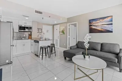 a living room with a couch and a table at Apartamento Moderno 2 Quartos The Enclave in Orlando