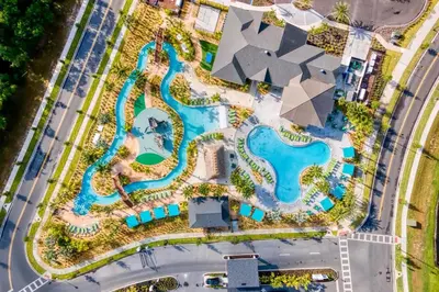 an aerial view of the pool at the resort at Townhouse Moderna 4Q c/ Piscina /10 Min da Disney! in Kissimmee