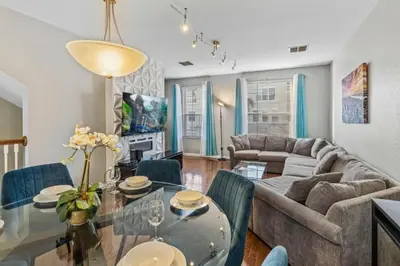 a living room with a couch and a table at Elegante Casa 3 Quartos no Vista Cay in Orlando