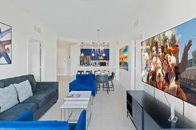 a living room with a blue couch and a tv at Moderno 3 Quartos no Vista Cay Resort in Orlando