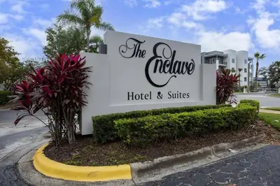 a sign for the nellles hotel and suites at Estúdio The Enclave – Piscinas, academia e vista in Orlando