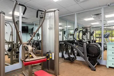 a gym with several treadmills and exercise equipment at Estúdio The Enclave – Piscinas, academia e vista in Orlando