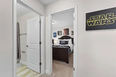 a bedroom with a star wars sign on the wall at Vila 6 Quartos Storey Lake com Piscina & Spa in Kissimmee