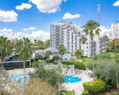 an aerial view of the resort with a pool and palm trees at Apartamento Moderno 2 Quartos no Enclave in Orlando