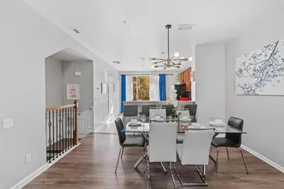 a dining room and living room with a table and chairs at Townhouse 3 suítes no Vista Cay Resort in Orlando