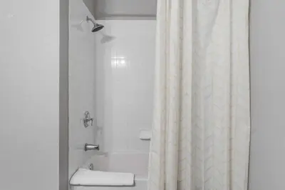 a bathroom with a shower curtain and a tub at Apartamento moderno 3 quartos no Vista Cay in Orlando