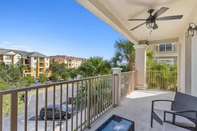 a balcony with a ceiling fan and a grill at Apartamento moderno 3 quartos no Vista Cay in Orlando