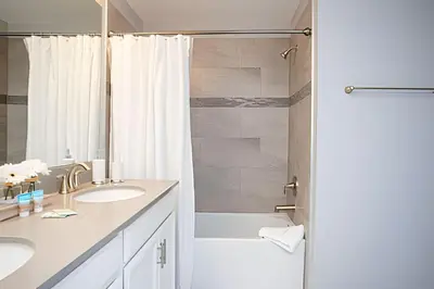 a bathroom with two sinks and a shower at Casa 4 Quartos c/ Piscina Privativa - Disney in Kissimmee