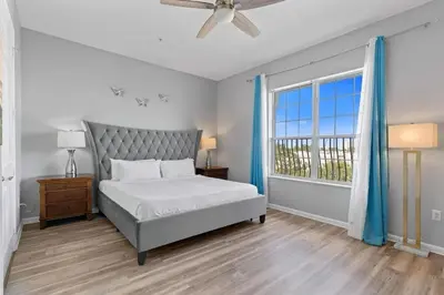 a bedroom with a bed and a large window at Amplo apê 4 quartos no Vista Cay Resort in Orlando