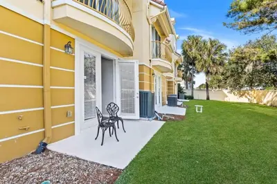 a house with a patio with a table and chairs at Moderno Triplex 3 Quartos no Vista Cay in Orlando