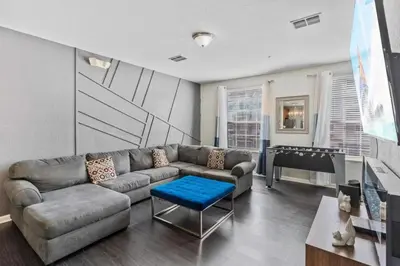 a living room with a couch and a table at Moderno Triplex 3 Quartos no Vista Cay in Orlando