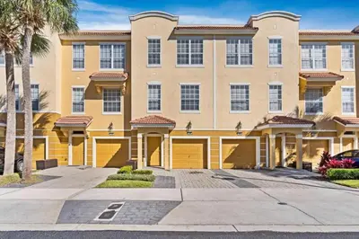 a large apartment building with two garage doors at Moderno Triplex 3 Quartos no Vista Cay in Orlando