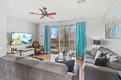 a living room with two couches and a ceiling fan at Apartamento 3 Quartos no Vista Cay perto da Disney in Orlando