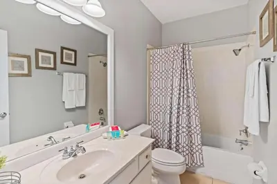 a bathroom with a sink and a toilet and a shower at Apartamento 3 Quartos no Vista Cay perto da Disney in Orlando