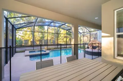 a house with a swimming pool and a large window at Luxo com 6 Quartos e Piscina! – Storey Lake in Kissimmee