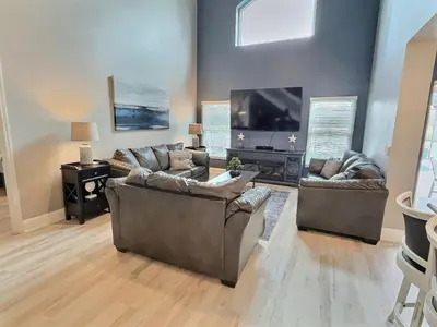 a living room with two couches and a flat screen tv at 5Q/3B Vista p/ Lago *Piscina Priv.* in Kissimmee