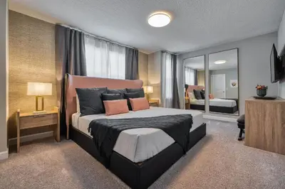 a bedroom with a large bed and a mirror at Villa 4 Quartos c/ Piscina Perto da Disney + Temas in Orlando